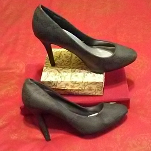 Shoes - Picture 2 of 3